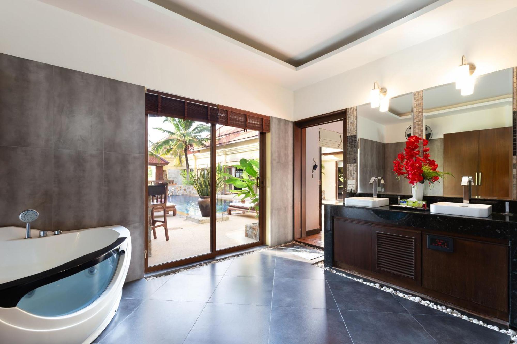 Extraordinary Courtyard 6Br Pool Villa Sri Suri, Naiharn Rawai Dış mekan fotoğraf